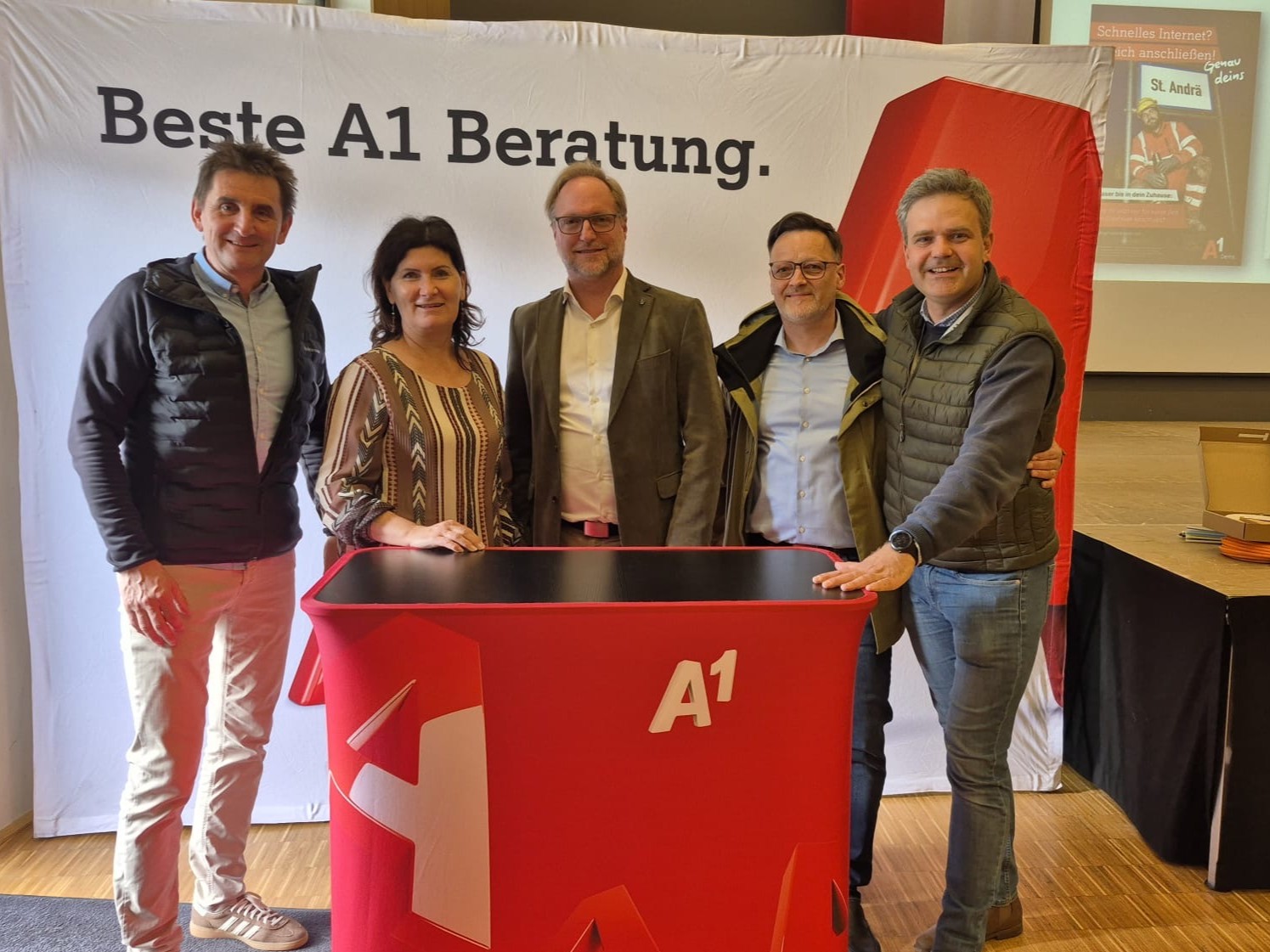 v.l.n.r.: Ing. Rudolf Trauntschnig (A1 Breitbandbeauftragter Kärnten/Stmk.), Bürgermeisterin Maria Knauder, Christian Mehlführer, Rudolf Wriesnig und Rudolf Willerth (Team A1).

Fotohinweis: A1